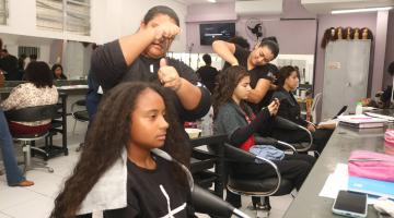 alunos fazem cabelo de clientes em salão.#paratodosverem