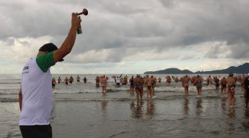 atletas entram no mar em largada de prova #paratodosverem