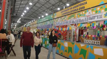 pessoas andando na festa #paratodosverem