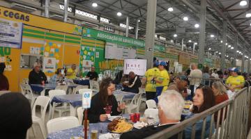 pessoas comendo na festa inverno #paratodosverem