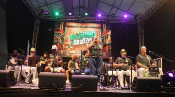 banda toca no palco   #paratodosver