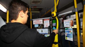 rapaz passa cartão na catraca do ônibus #pracegover