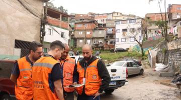 Agentes da defesa civil reunidos em comunidade #paratodosverem