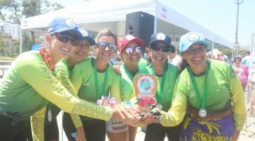 seis mulheres posam para foto sorrindo e segurando troféu ao mesmo tempo. #paratodosverem