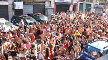 pessoas pulam carnaval na rua. #paratodosverem 