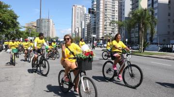 ciclista levaflores na cesta da bike. #paratodosverem