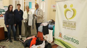 Campanha do Agasalho recebe doação de 150 peças de roupa de colégio em Santos
