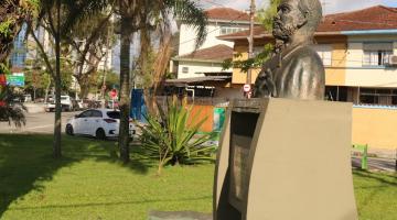 o busto de quintino de lacerda em praça. #paratodosverem 