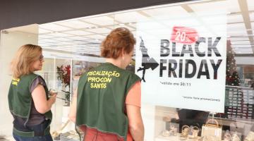 Fiscais do Procon atuando na Black Friday. #Paratodosverem