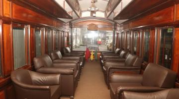 interior de carro de trem no museu ferroviário de santos. #paratodosverem