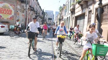 ciclistas pedalando no centro histórico. #paratodosverem