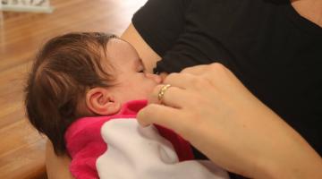 mulher amamenta bebê. #paratodosverem