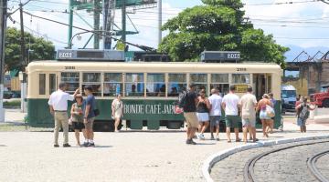 bonde japão parado em linha e turistas em torno. #paratodosverem
