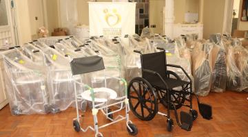 Fundo Social de Santos recebe doação de cadeiras de roda e de banho