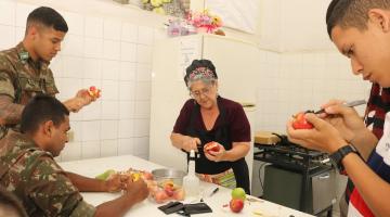 Soldados se formam no curso de escultura de frutas e legumes do Fundo Social de Santos