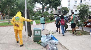 agentes de combate ao aedes e funcionário da terra santos. #paratodosverem