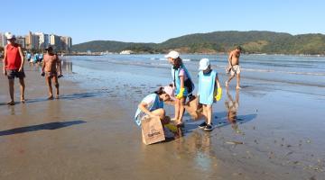 jovens coletam lixo na praia #paratodosverem 