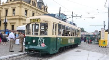 o bonde café japão parado. #paratodosverem