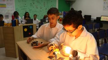 Alunos de escola de Santos expõem trabalhos de robótica e educação financeira