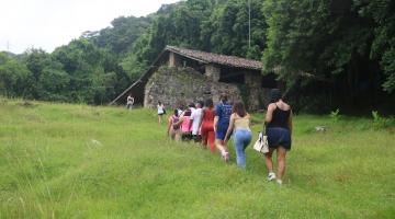 pessoas caminhando no engenho #paratodosverem