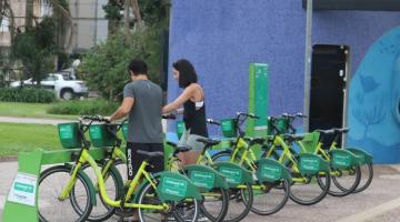 Usuários utilizando o Bike Santos. #Paratodosverem
