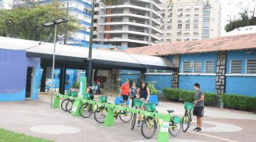 estação de bicicletas em frente ao aquário. #paratodosverem 