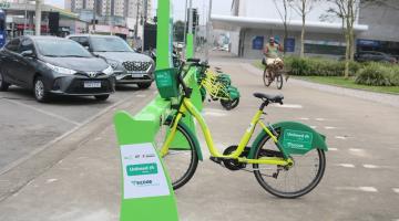 estação de bikes com bicicleta adulto em primeiro plano e kids atrás. #paratodosverem 