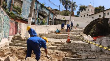 Começam obras de revitalização em escadaria de morro de Santos 