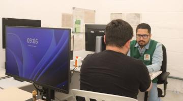 agente social entrevista uma pessoa. #paratodosverem