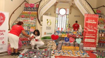 alimentos dispostos em mesa e no chão. #paratodosverem