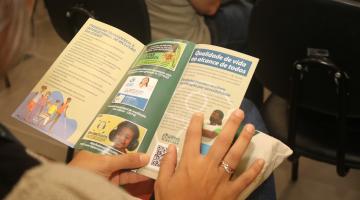 mãos seguram cartilha sobre legislação. #paratodosverem 