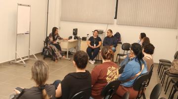 pessoas reunidas em sala, sentadas e conversando. #paratodosverem 