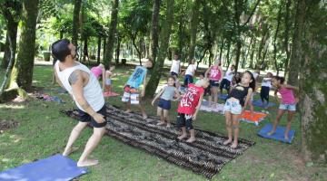 Diversão garantida em aula de ioga para crianças no Jardim Botânico 