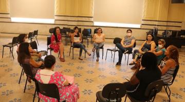 mulheres estão reunidas em roda conversando. #paratodosverem