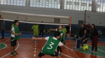 crianças jogam minivôlei em quadra. #paratodosverem 