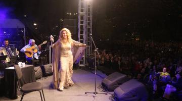 Wanderléa atrai multidão a Santos para celebrar 18 anos do Chorinho no Aquário