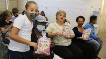 Dia dos Avós: Alunos homenageiam e presenteiam idosos em Santos
