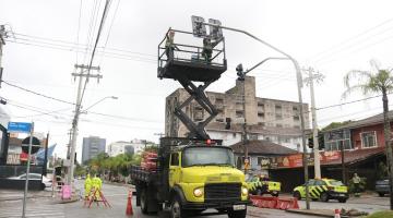 caminhão com operários instala semáforo #paratodosverem