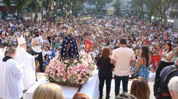 multidão acompanha missa na praça #paratodosverem 