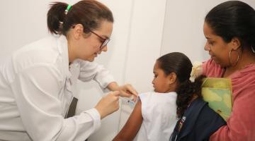 Vacinação volta à escola municipal de Santos nesta terça-feira