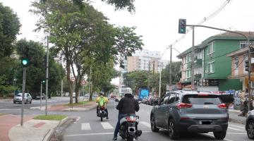 carros e motos em avenida. #paratodosverem 