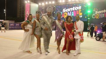 integrantes da corte carnavalesca posam para foto. #paratodosverem 