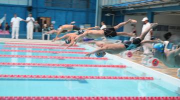 atletas pulam na piscina em prova #paratodosverem