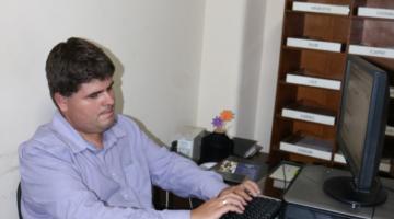 Deficiente visual trabalhando em escritório. Ele está sentado diante de computador. Ele digita #Prac