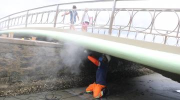 Passarelas sobre os canais, na faixa de areia de praias de Santos, começam a ser recuperadas