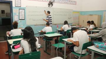sala de aula com alunos e professor. #paratodosverem