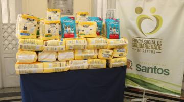 pacotes de fraldas geriátricas sobre uma mesa. #paratodosverem