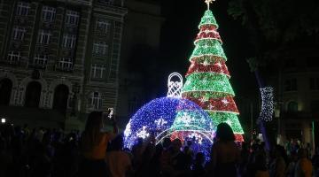 praça mauá com decoração natalina e projeção no paço municipal 