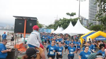 pessoas correm em avenida. #paratodosverem