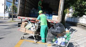 operários colocam doações em caminhão #paratodosverem 